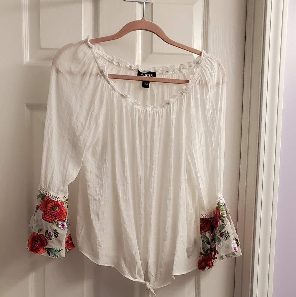 White blouse with embroidered sleeves